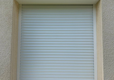 Transformation de volets roulants manuels en volets solaires SOMFY RS100 IO à Villefranche-sur-Saône