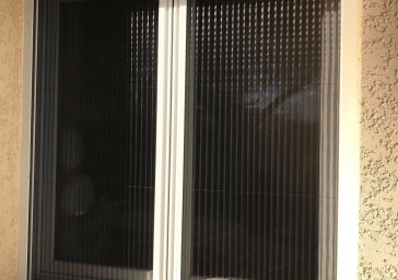 Pose de moustiquaires plissées à ouverture latérale – Belleville-en-Beaujolais