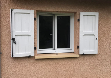 Pose de deux volets roulants solaires motorisés SOMFY SOLAR RS100 IO à Guéreins