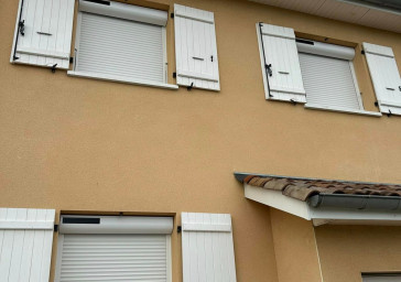 Pose de 6 volets roulants solaires SOMFY avec commande groupée et moustiquaires à Belleville-en-Beaujolais