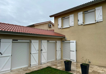 Pose de volets roulants solaires avec moustiquaires intégrées et commande groupée SOMFY à Belleville-en-Beaujolais