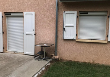 Pose de deux volets roulants solaires motorisés SOMFY SOLAR RS100 IO à Guéreins