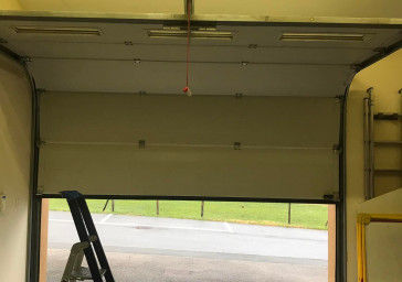 Remise en état d’une porte sectionnelle endommagée à Villié-Morgon