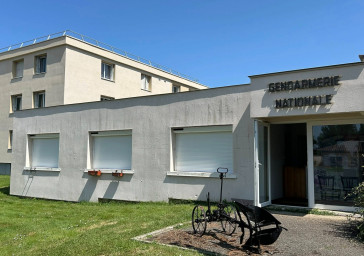 Installation de volets roulants solaires SOMFY RS100 IO à la Gendarmerie de Saint-Trivier-sur-Moignans