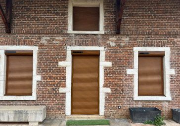 Installation de 7 volets roulants solaires imitation bois SOMFY RS100 IO à Saint-Didier-sur-Chalaronne