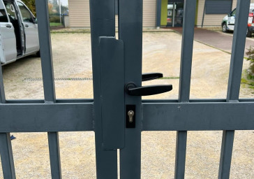 Modification et sécurisation manuelle du portail du relais de la petite enfance à Saint-Didier-sur-Chalaronne