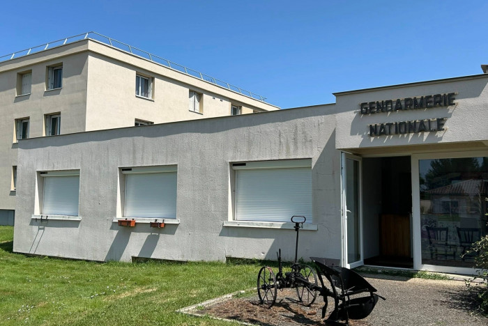 Installation de volets roulants solaires SOMFY RS100 IO à la Gendarmerie de Saint-Trivier-sur-Moignans