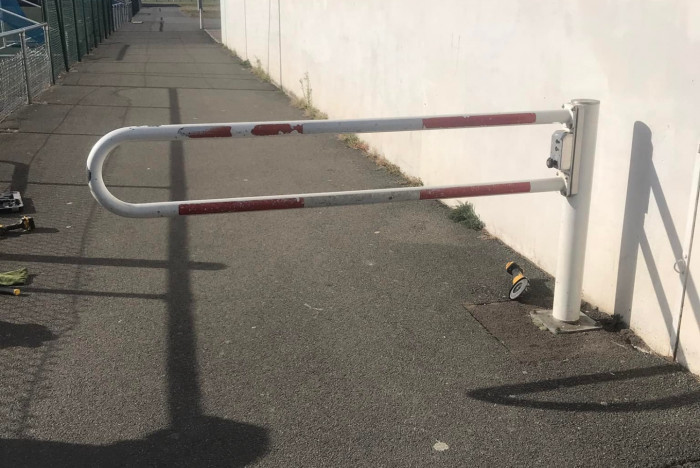 Maintenance et réglage des barrières d’accès au Stade Rosseli – Belleville-en-Beaujolais