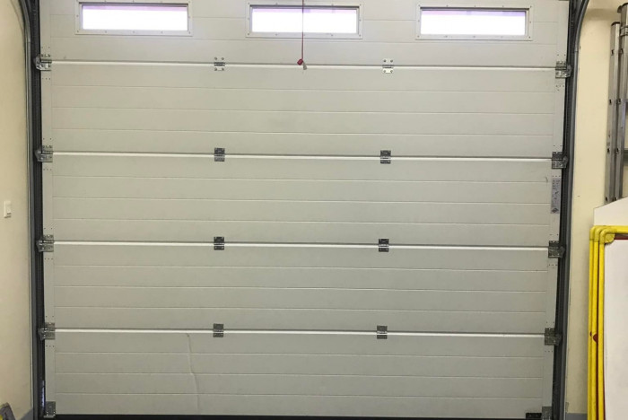 Remise en état d’une porte sectionnelle endommagée à Villié-Morgon