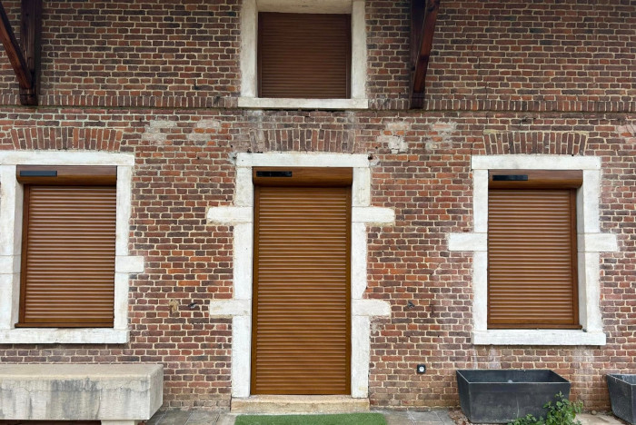 Installation de 7 volets roulants solaires imitation bois SOMFY RS100 IO à Saint-Didier-sur-Chalaronne