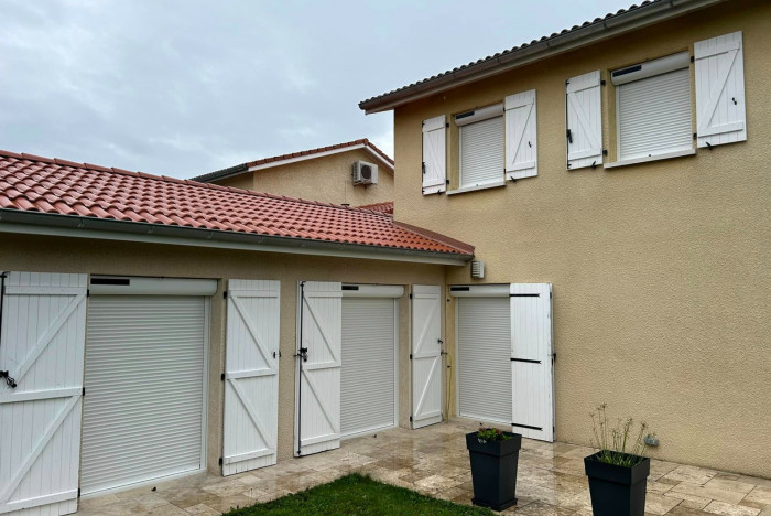 Pose de volets roulants solaires avec moustiquaires intégrées et commande groupée SOMFY à Belleville-en-Beaujolais