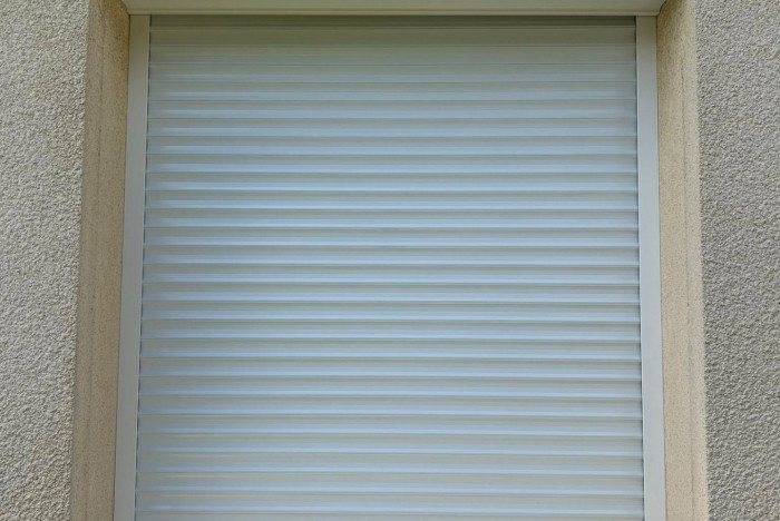 Transformation de volets roulants manuels en volets solaires SOMFY RS100 IO à Villefranche-sur-Saône