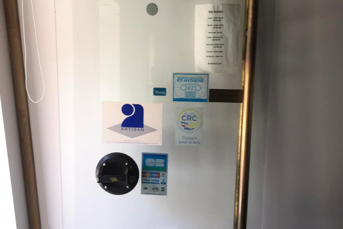 Réparation rapide de la porte vitrée d&#039;une boulangerie à Belleville-en-Beaujolais