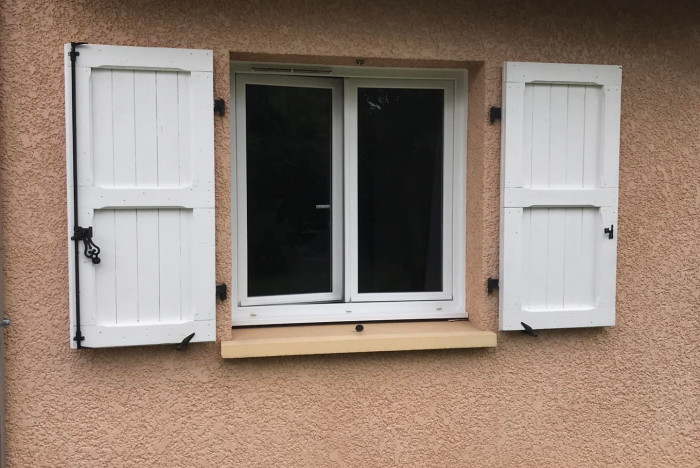 Pose de deux volets roulants solaires motorisés SOMFY SOLAR RS100 IO à Guéreins