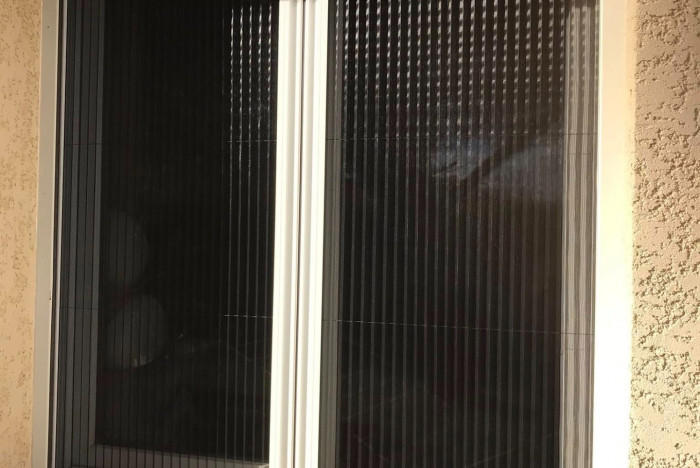 Pose de moustiquaires plissées à ouverture latérale – Belleville-en-Beaujolais