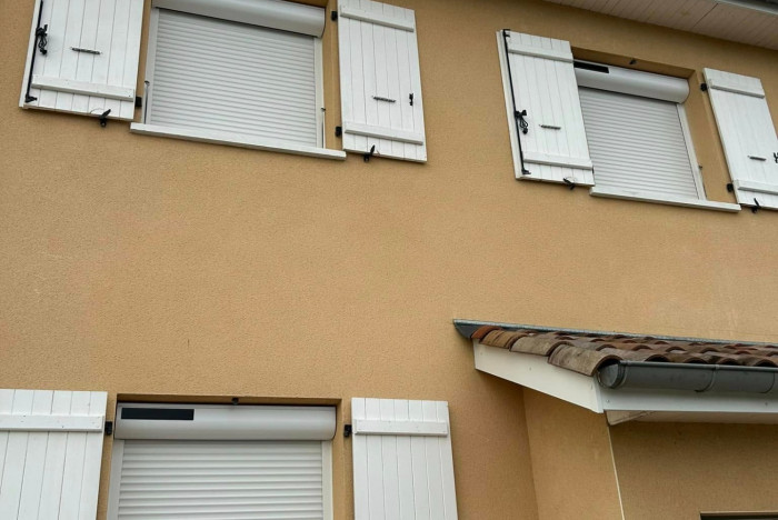 Pose de 6 volets roulants solaires SOMFY avec commande groupée et moustiquaires à Belleville-en-Beaujolais