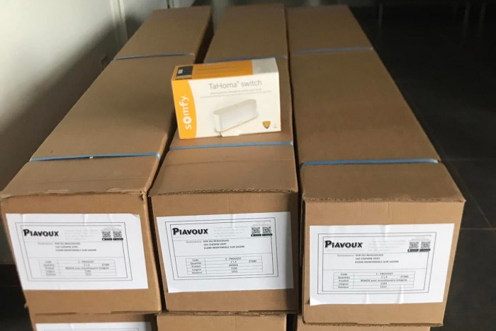 Installation de 6 volets roulants solaires SOMFY RS100 IO avec moustiquaires intégrées à Belleville-en-Beaujolais (69)