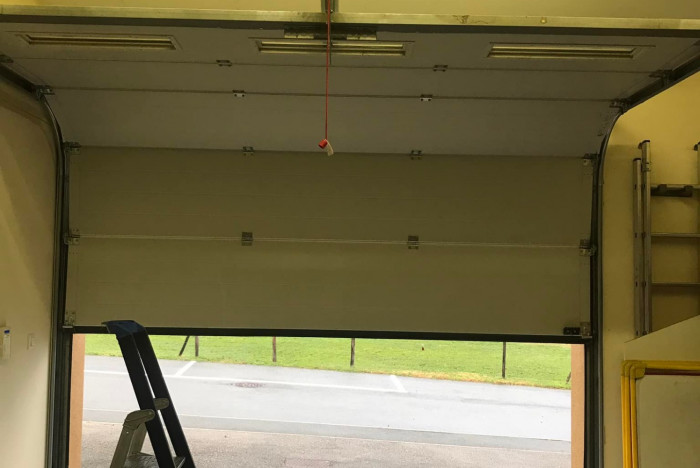 Remise en état d’une porte sectionnelle endommagée à Villié-Morgon