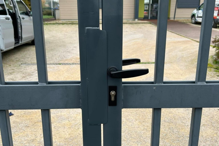 Modification et sécurisation manuelle du portail du relais de la petite enfance à Saint-Didier-sur-Chalaronne