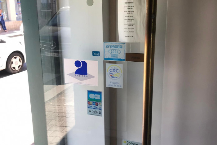 Réparation rapide d’une porte vitrée à la boulangerie à Belleville-en-Beaujolais