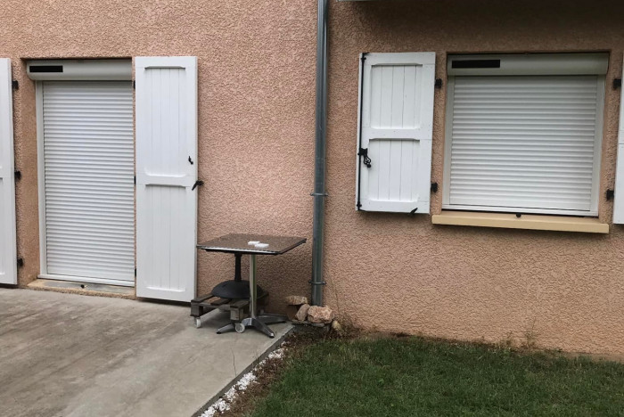 Pose de deux volets roulants solaires motorisés SOMFY SOLAR RS100 IO à Guéreins