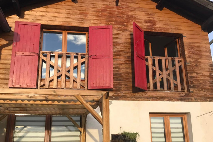 Fourniture et pose de volets roulants solaires motorisés SOMFY RS100 IO – Belleville-en-Beaujolais