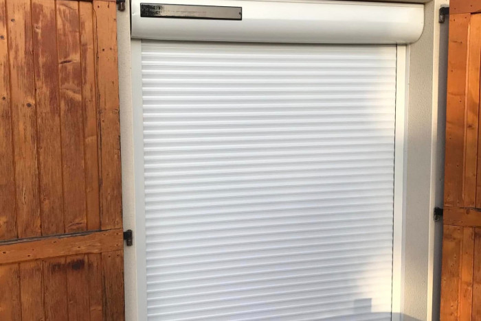 Installation de volets roulants solaires SOMFY RTS à Belleville-en-Beaujolais (69)