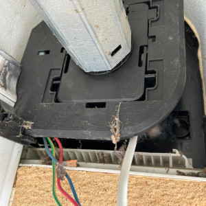 Pose de 6 volets roulants solaires SOMFY avec commande groupée et moustiquaires à Belleville-en-Beaujolais