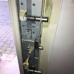 Renforcement de porte avec vitrage anti-effraction et serrure multipoints à Saint-Georges-de-Reneins