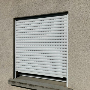 Transformation de volets roulants manuels en volets solaires SOMFY RS100 IO à Villefranche-sur-Saône