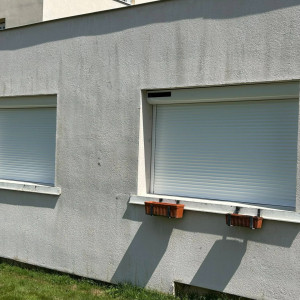 Installation de volets roulants solaires SOMFY RS100 IO à la Gendarmerie de Saint-Trivier-sur-Moignans