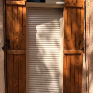 Installation de 10 volets roulants solaires SOMFY RS100 IO à Saint-Trivier-sur-Moignans (01)