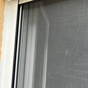 Pose de 6 volets roulants solaires SOMFY avec commande groupée et moustiquaires à Belleville-en-Beaujolais