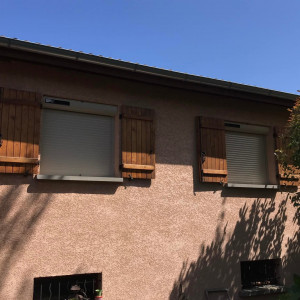 Installation de 10 volets roulants solaires SOMFY RS100 IO à Saint-Trivier-sur-Moignans (01)