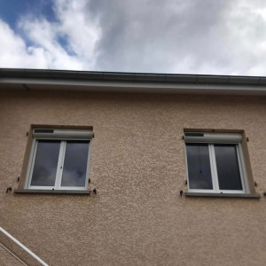 Installation de 6 volets roulants solaires SOMFY RS100 IO avec moustiquaires intégrées à Belleville-en-Beaujolais (69)