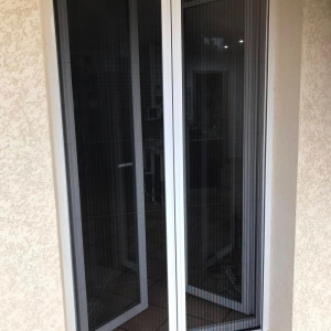 Pose de moustiquaires plissées à ouverture latérale – Belleville-en-Beaujolais