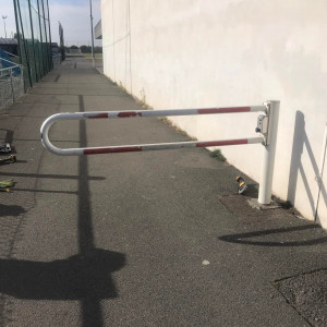 Maintenance et réglage des barrières d’accès au Stade Rosseli – Belleville-en-Beaujolais