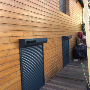 Fourniture et pose de volets roulants solaires motorisés SOMFY RS100 IO – Belleville-en-Beaujolais