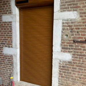 Installation de 7 volets roulants solaires imitation bois SOMFY RS100 IO à Saint-Didier-sur-Chalaronne