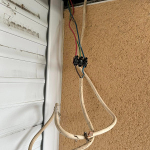 Pose de 6 volets roulants solaires SOMFY avec commande groupée et moustiquaires à Belleville-en-Beaujolais