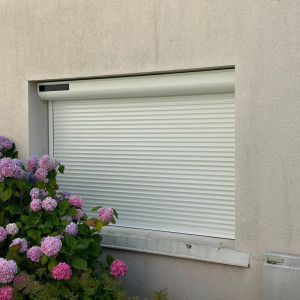 Installation de volets roulants solaires SOMFY RS100 IO à la Gendarmerie de Saint-Trivier-sur-Moignans