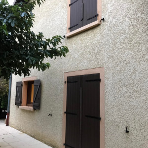 Remplacement de volets battants par volets roulants solaires SOMFY RS100 IO à Fareins (01)