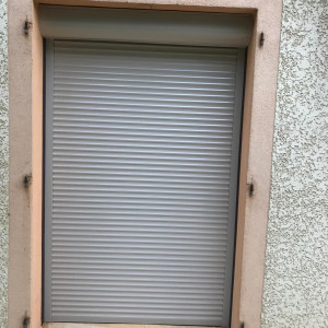 Remplacement de volets battants par volets roulants solaires SOMFY RS100 IO à Fareins (01)