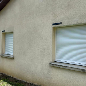 Transformation de volets roulants manuels en volets solaires SOMFY RS100 IO à Villefranche-sur-Saône