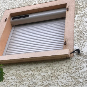 Remplacement de volets battants par volets roulants solaires SOMFY RS100 IO à Fareins (01)