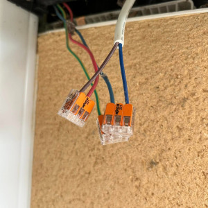 Pose de 6 volets roulants solaires SOMFY avec commande groupée et moustiquaires à Belleville-en-Beaujolais