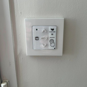 Pose de 6 volets roulants solaires SOMFY avec commande groupée et moustiquaires à Belleville-en-Beaujolais