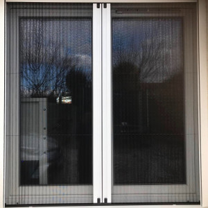 Pose de moustiquaires plissées à ouverture latérale – Belleville-en-Beaujolais