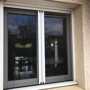 Pose de moustiquaires plissées à ouverture latérale – Belleville-en-Beaujolais