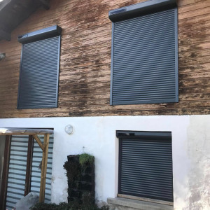 Fourniture et pose de volets roulants solaires motorisés SOMFY RS100 IO – Belleville-en-Beaujolais